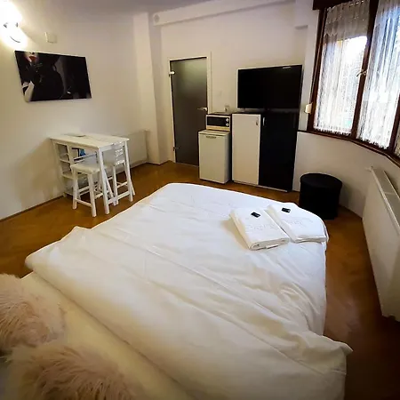 Black &white Apartment *